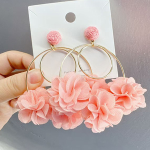 Boucles d'oreilles créoles exagérées en mousseline de soie avec fleurs et pompons, monture en fer, style bohème, pour fêtes décontractées, vacances et plage, accessoire de mode pour femme - Product Image 3