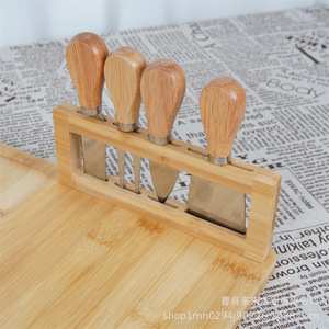 Ensemble de couteaux à fromage en bambou avec manche en bois 35x28x1,5 cm pour le service et le rangement des plats occidentaux - Product Image 1