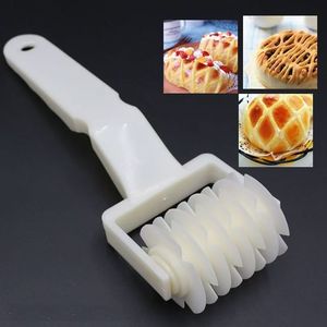 Rouleau perforateur à <span class=keywords><strong>pizza</strong></span> transfrontalier, perforateur à biscuits en plastique, rouleau à aiguilles, aiguille à poinçonner, couteau à mailles pour pain, outil de pâtisserie - Product Image 4