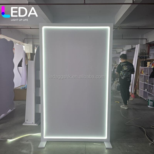 ป้ายต้อนรับ LEDA สีขาวแบบกำหนดเอง พร้อมขาตั้งโค้งไฟ LED สำหรับตกแต่งฉากหลังงานแต่งงาน แผงอะคริลิคพร้อมไฟ - Product Image 2