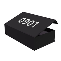 Boîte cadeau en carton pliable magnétique de luxe personnalisée pour chaussures et vêtements avec gaufrage et matériaux recyclés