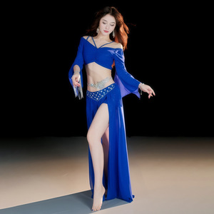 Costume de danse orientale 2 pièces à épaules dénudées avec haut à manches évasées orné de strass et jupe fendue haute pour la pratique et la performance de la danse orientale - Product Image 2