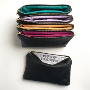 กระเป๋าเครื่องสำอางหนัง PU สีดำขนาด 8 นิ้ว กระเป๋าใส่เครื่องสำอางแบบพกพา กันน้ำ สำหรับเดินทาง ความจุขนาดใหญ่ - Product Image 4