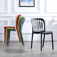 Chaises de salle à manger en plastique empilables écologiques en gros, chaises colorées pour restaurants et cafés