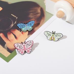 Épinglette en émail doux avec motif de papillons, en stock, pour elle/elles, elle/là, lui/ils, lui/ils, eux/elles - Product Image 3