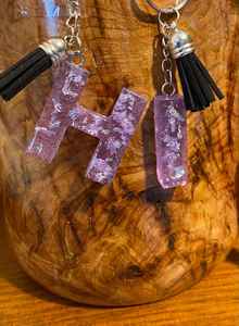 Llavero de resina hecho a mano con detalles artísticos elegantes, accesorio ligero y resistente, perfecto para llaves y mochilas. - Product Image 5