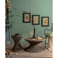 Table basse ronde élégante et vintage en rotin tissé et bambou pour meubles de terrasse de maison ou de jardin