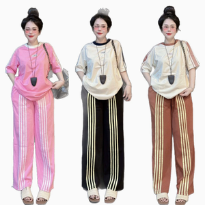 طقم نسائي كاجوال عصري من قطعتين على الطراز الكوري، تصميم صيفي جديد فضفاض بأكمام قصيرة وبنطلون واسع الساقين بثلاثة خطوط - Product Image 1