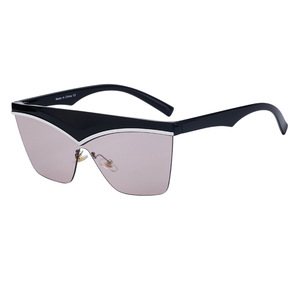 Lunettes de soleil de sport sur mesure à grande monture pour femmes, noires, polarisées UV400 Classe 2, style Instagram, croisées - Product Image 3