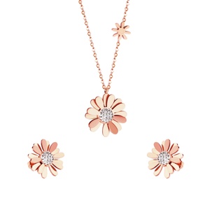 Parure de bijoux élégante pour femme : collier pendentif et boucles d'oreilles en acier inoxydable plaqué or, zircon, motif marguerite florale - Product Image 1