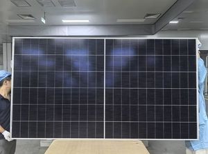 Panneaux solaires monocristallins HJT 730W avec double vitrage bifacial à Rotterdam, prêts pour livraison directe. - Product Image 2