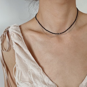 Collar de Cadenas Finas Plateadas de Doble Capa con Cuentas de Vidrio Negro, Chapado en Oro de 18K, Acero Inoxidable Resistente al Deslustre - Product Image 2