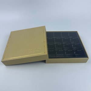 Caja <span class=keywords><strong>de</strong></span> Regalo <span class=keywords><strong>de</strong></span> Lujo Personalizada 4x4, Rígida, con Laminado Mate Repujado, Reciclable, Hecha a Mano, para Dulces, Chocolates, Bombones y Trufas - Product Image 4