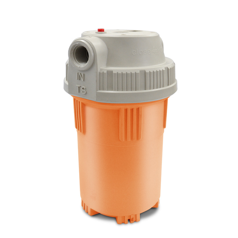 Botella naranja con tapón gris.