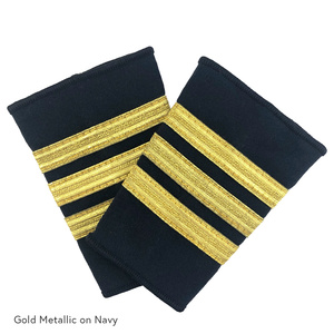 Epaulet Pilot Tiga Bar - Papan Bahu Pertama dengan 3 Bar Emas Anyaman Nilon di Atas Latar Belakang Hitam - Product Image 4
