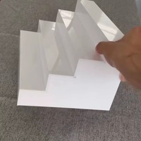 Design personnalisé moderne et écologique échelle de stockage de cosmétiques de bureau présentoir 3 étagères acrylique blanc pour boîte aveugle parfum