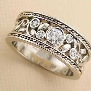 Anello con Design Floreale a Fascia Larga, Stile Barocco Vintage per Donne - Product Image 4