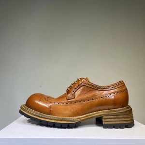 Chaussures en cuir décontractées pour hommes, à semelles épaisses et rehaussantes, à bout rond, gravées, pour mariage, résistantes à l'eau - Product Image 1