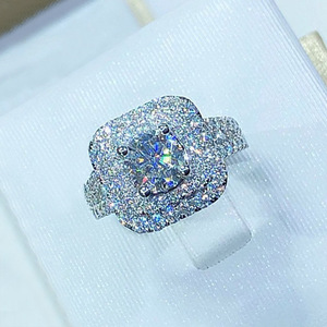Anello con Quattro Punte Quadrate, Gioiello di Lusso Minimalista per Matrimonio, Anello Statement alla Moda per Donne - Product Image 1