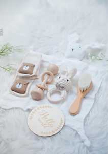 Kaiyue-Ensemble sous-verre en bois blanc personnalisé, boîte-cadeau de douche de bébé avec nouveau-né, jouet, <span class=keywords><strong>d</strong></span>écor de pépinière, chaussettes <span class=keywords><strong>d</strong></span>'amour pour nourrissons, brosse à cheveux, hochet - Product Image 4
