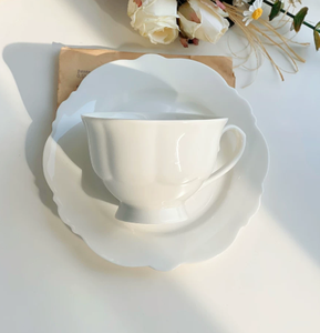 <span class=keywords><strong>Juego</strong></span> <span class=keywords><strong>de</strong></span> <span class=keywords><strong>Tazas</strong></span> <span class=keywords><strong>de</strong></span> Café <span class=keywords><strong>de</strong></span> Cerámica Blanca con Borde Festoneado, Estilo Nórdico Minimalista, Forma <span class=keywords><strong>de</strong></span> Pétalo, para Hogar y Hotel, Venta al Por Mayor - Product Image 1