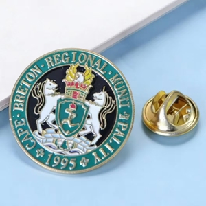 Ciondolo Distintivo Personalizzato in Metallo Smaltato Stile <span class=keywords><strong>Vintage</strong></span> Reale con Cavallo Bianco e Corona, Chiusura a Farfalla, Divertente Accessorio Regalo per Studenti - Product Image 1