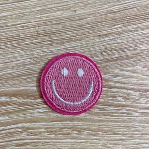 แผ่นแปะรูปยิ้มน่ารักขนาด3.2ซม. สำหรับตกแต่งเสื้อผ้าหมวก - Product Image 2