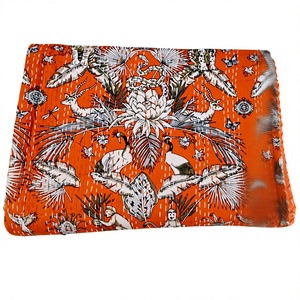 Couverture Kantha imprimée d'animaux et d'oiseaux de style bohème, couleur orange et rouge, décoration d'intérieur, faite à la main, pour toutes les saisons - Product Image 1