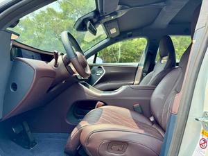 AVATR 11 2025 d'occasion, modèle de luxe SUV 4 portes 5 places, propulsion arrière, autonomie étendue, REEV, noir brillant sur rouge bordeaux - Product Image 6