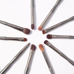 Juego <span class=keywords><strong>de</strong></span> <span class=keywords><strong>brochas</strong></span> para sombra <span class=keywords><strong>de</strong></span> ojos <span class=keywords><strong>de</strong></span> nuevo diseño, pelo suave, detalle <span class=keywords><strong>de</strong></span> ojos, manchas para principiantes, mango gris portátil, Vegano, 10 Uds., brocha <span class=keywords><strong>de</strong></span> <span class=keywords><strong>maquillaje</strong></span> <span class=keywords><strong>al</strong></span> <span class=keywords><strong>por</strong></span> <span class=keywords><strong>mayor</strong></span> - Product Image 3