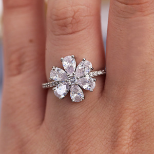 Anello da donna bianco a forma di goccia, stile europeo, con fiocco di neve e fiore, accessorio per le mani per Natale e festività - Product Image 4