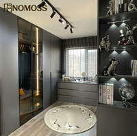 Dressing contemporain avec système d'armoires vitrées et aménagement d'espace personnalisé pour projets de mobilier d'outre-mer