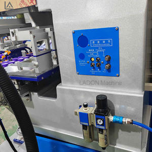 Imprimante à tampons haute vitesse avec système d'alimentation entièrement automatique, machine d'impression à tampons rotative à fermeture par torsion avec système de ligne de convoyeur - Product Image 5