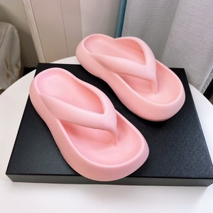 Sandalias de plataforma con cuña y estilo slip-on para mujer, marca Dopaminer, con suela de EVA que brinda sensación de nube, ideales para usar en casa y en la playa. - Product Image 5