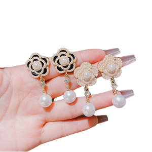 Camellia Luxury Designer Jewelry Collection Boucles d'oreilles pendantes en acier inoxydable avec strass et perles de fleurs Dernier <span class=keywords><strong>catalogue</strong></span> - Product Image 4