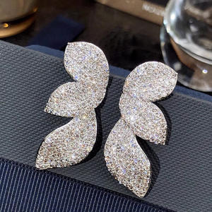 Boucles d'oreilles clous en or blanc E4782, forme végétale, micro-incrustation, bijoux de luxe pour femme, idéales pour les soirées - Product Image 4