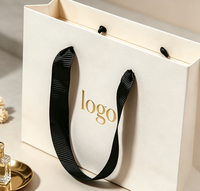 Sacs en papier kraft blanc écologiques avec logo personnalisé, vente en gros, sacs d'emballage cadeau recyclables avec poignées torsadées