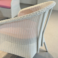 Chaises en osier d'extérieur avec dossier incurvé et coussins pour jardin et terrasse