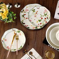 Service de vaisselle en céramique de porcelaine fine (36% de poudre d'os) motif fraise, style moderne et minimaliste, idéal pour la maison, les restaurants et les hôtels.
