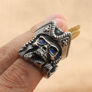 Bague Crâne pour Homme, Style Punk Pirate, en Acier Titane, Yeux Bleus, Plume Dorée, Bijou Rétro Tendance, Cadeau - Product Image 3