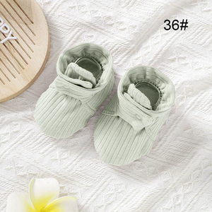 Chaussons pour bébé en gros, chaussons tricotés pour nourrissons, chaussons en coton biologique, chaussons antidérapants côtelés pour bébé - Product Image 2