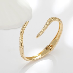 Mạ Vàng Rắn Kết Cấu <span class=keywords><strong>Cuff</strong></span> Vòng Đeo Tay Cho Phụ Nữ Hợp Thời Trang Kẽm Hợp Kim Cổ Tay Bọc Với Mở Động Vật Thiết Kế Đảng Quà Tặng <span class=keywords><strong>Cuff</strong></span> Vòng Đeo Tay - Product Image 2