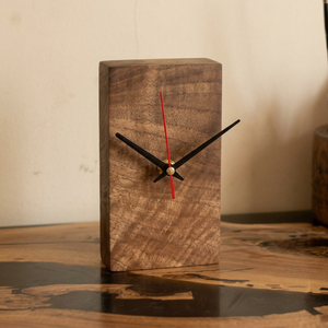 Horloge de bureau en bois artisanale, décoration d'intérieur faite à la main, horloge de table intelligente, alimentée par piles, chambre à coucher, bureau, salon, salle à manger - Product Image 1