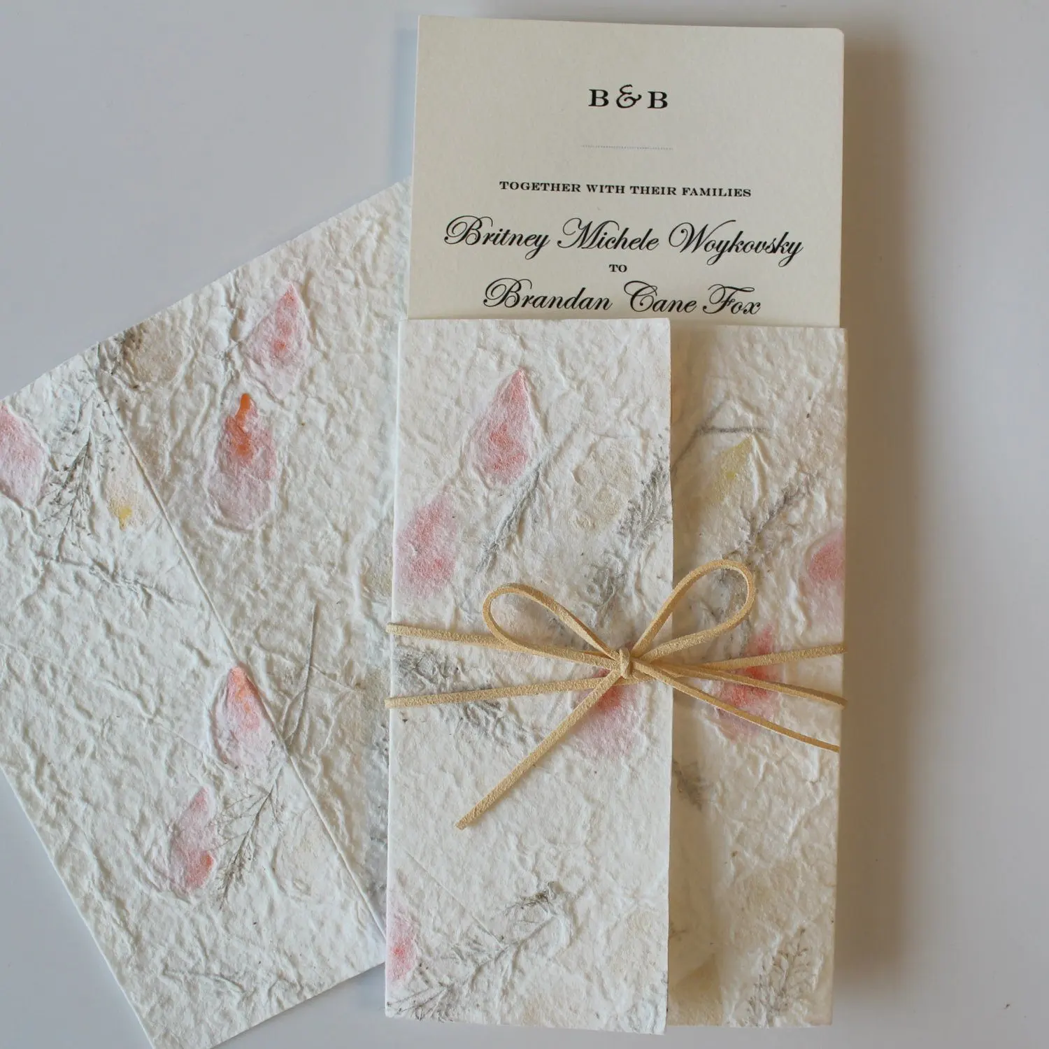 تخصيص الرجعية الخام الأزهار اليدوية ورقة التوت ورقة نسيج الزفاف دعوة بطاقات دعوات