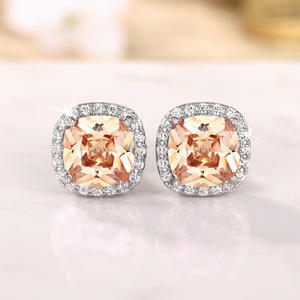 Orecchini a Perno E3717 con Cristallo Naturale Quadrato, Gioielli di Lusso per Donna - Product Image 4