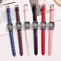 Montre pour femme à bracelet carré en cuir tendance, avec diamants, forme tonneau, grands chiffres et cadran facetté