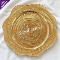 Assiette de présentation tendance en plastique argenté avec motif floral 3D en relief, bordure à pétales superposés, pour la décoration de table de mariage ou de fête