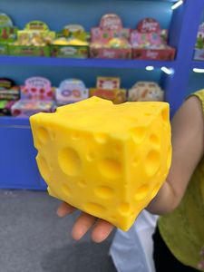 ของเล่นบีบชีส GL บรรเทาความเครียด ขนาดใหญ่พิเศษ ของเล่นบีบชีสแบบขึ้นรูปได้ ให้สัมผัสนุ่มคล้ายเต้าหู้ ของเล่นบีบสควิชชี่เพื่อความผ่อนคลาย - Product Image 5