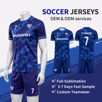 Ensemble d'uniformes de football personnalisés pour hommes en polyester respirant avec logo brodé ou thermocollé pour clubs, matchs, entraînements, vêtements de sport et détaillants