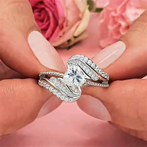 Anello di Fidanzamento Q322 per Donna in Oro Bianco con Diamante Taglio Brillante Rotondo Colore G Naturale e Pietre Laterali - Product Image 1